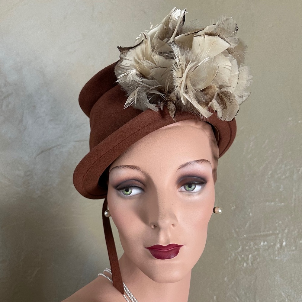 REFINED 1940s' RUSTY BEIGE HAT WITH BROWN & IVORY FEATHERS + BOW AT BACK